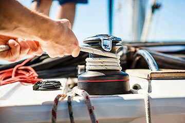 Tau um Winsch - Sicher Segelboot fahren mit einer Segelbootkasko